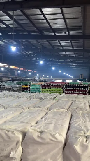 100%ポリエステルの非常に柔らかいフェイクファー生地、ルレックス入り、衣類用に作られています